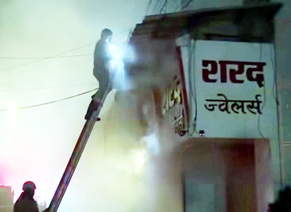 देर रात सराफा की दुकान में लगी आग
