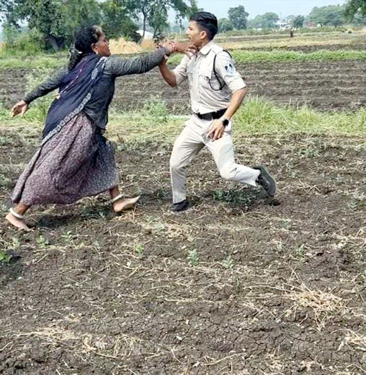  दबिश देने गई पुलिस टीम पर लाठी-पत्थरों से हमला